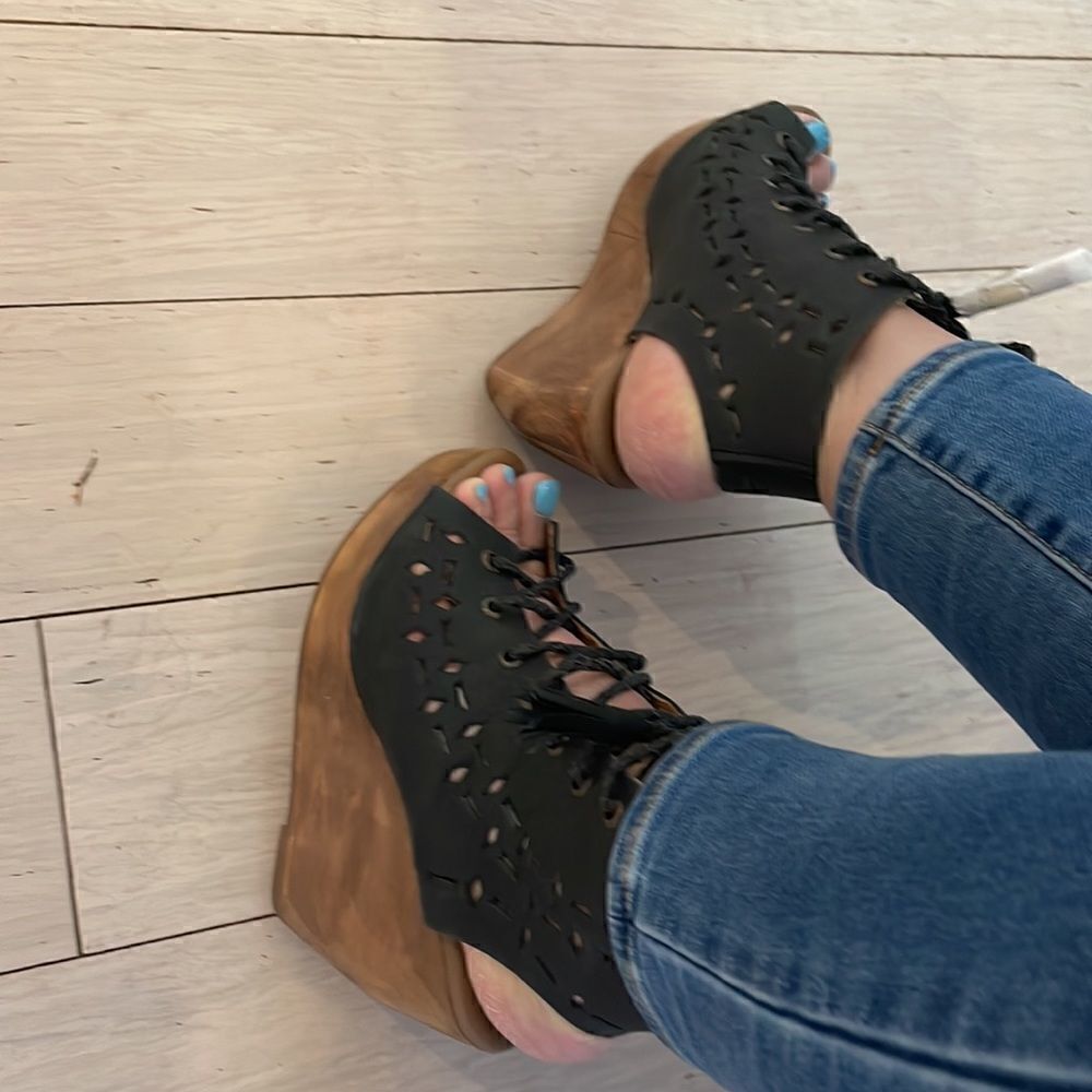 MUSSE & CLOUD BLACK LEATHER WEDGE SANDALS.  NEW